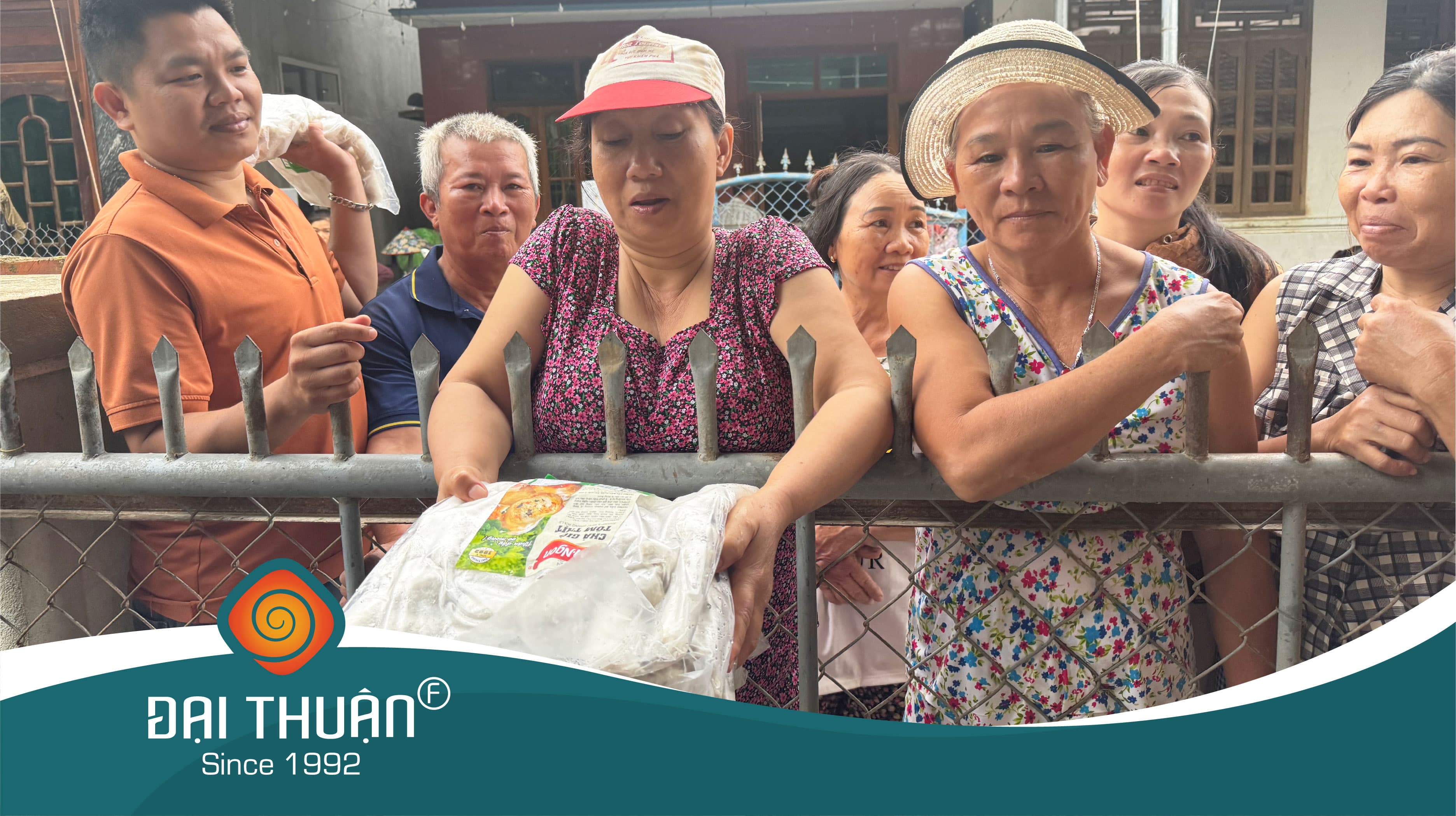 Dai Thuan Food implements community support activities after floods.